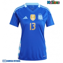 Camisa de Futebol Argentina Cristian Romero #13 Equipamento Secundário Mulheres Copa America 2024 Manga Curta